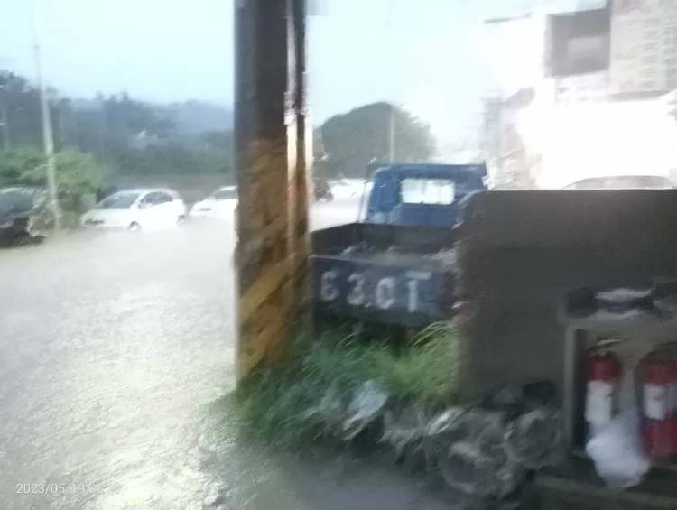 不時有雷擊伴隨降雨發生。翻攝自臉書「我的城市新竹市」