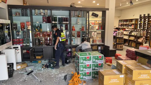 菸酒行大門玻璃被砸!酒客糾紛談判衝突 警方帶回兩派21人