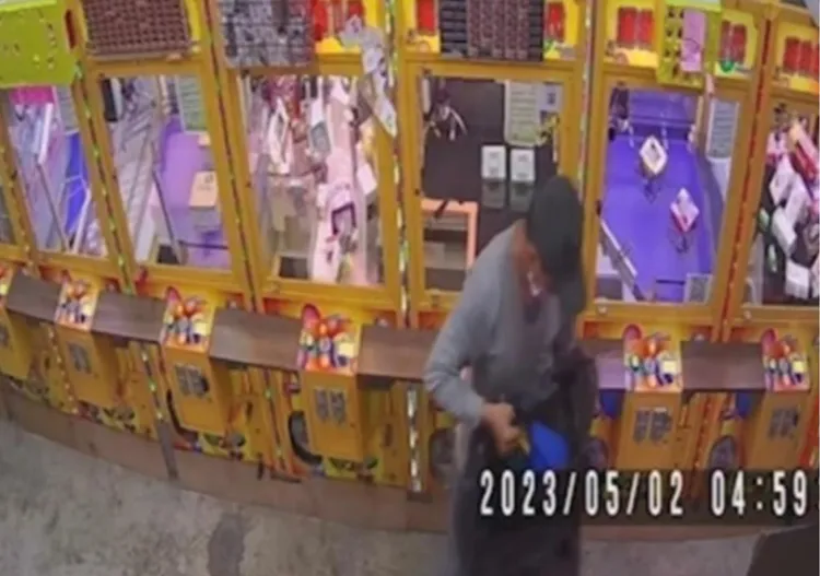 陳嫌犯案後，前往火車站附近娃娃機店換裝。警方提供