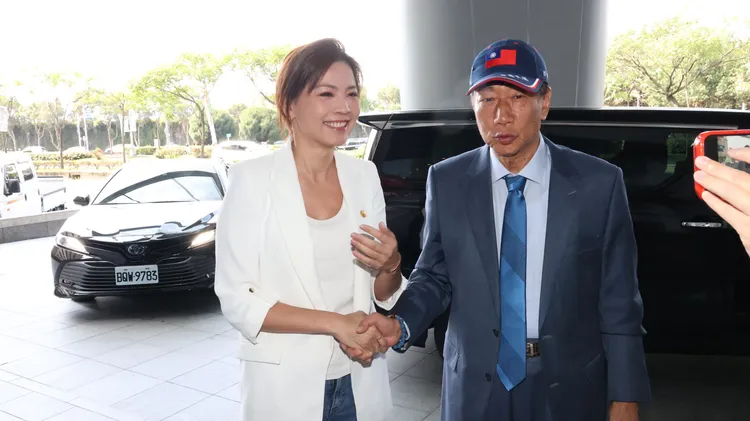 北市議員鍾沛君(左)與鴻海創辦人郭台銘(右)。莊宗達攝