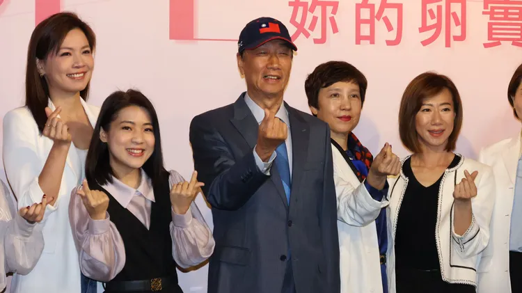 鴻海創辦人郭台銘(中)、北市議員徐巧芯(左2)、鍾沛君(左1)出席永齡基金會活動。莊宗達攝