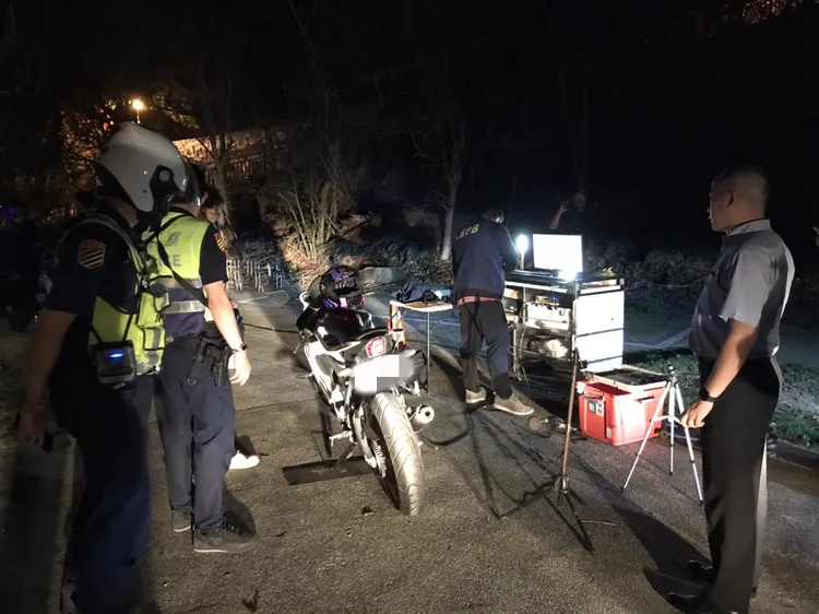 鼓山警方與環保局聯合稽查，設置噪音檢測站。翻攝畫面