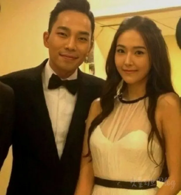 潔西卡（右）與權寧一交往多年，除了是情侶也是事業夥伴。翻攝naver