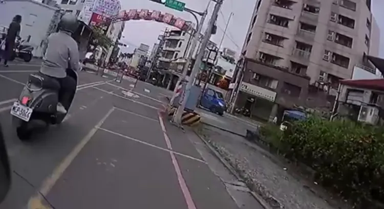 騎士前行，前方燈號是綠燈。翻攝自爆料公社