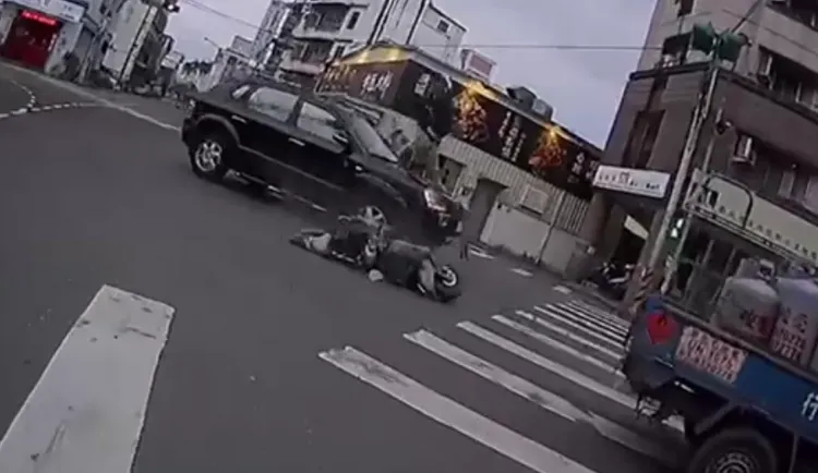 騎士被闖紅燈汽車撞飛。翻攝自爆料公社