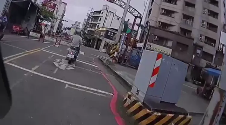 跨越停止線時變黃燈。翻攝自爆料公社