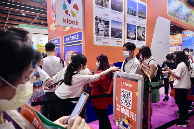 只要到Klook攤位掃描指定QR Code，即可領取LINE Pay 100元優惠券。林林攝