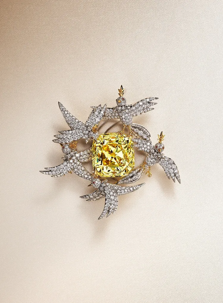 TIFFANY現任高級珠寶藝術總監Nathalie Verdeille以Jean Schlumberger經典石上鳥作品為靈感，為Tiffany Diamond傳奇黃鑽換上全新樣貌。品牌提供