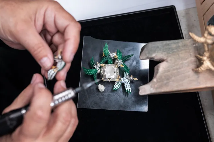 Tiffany Diamond傳奇黃鑽胸針精巧的兩用設計，需費時1384個小時打造，並透過407小時鑲嵌及190小時拋光工序，賦予作品無與倫比的細膩璀璨。品牌提供