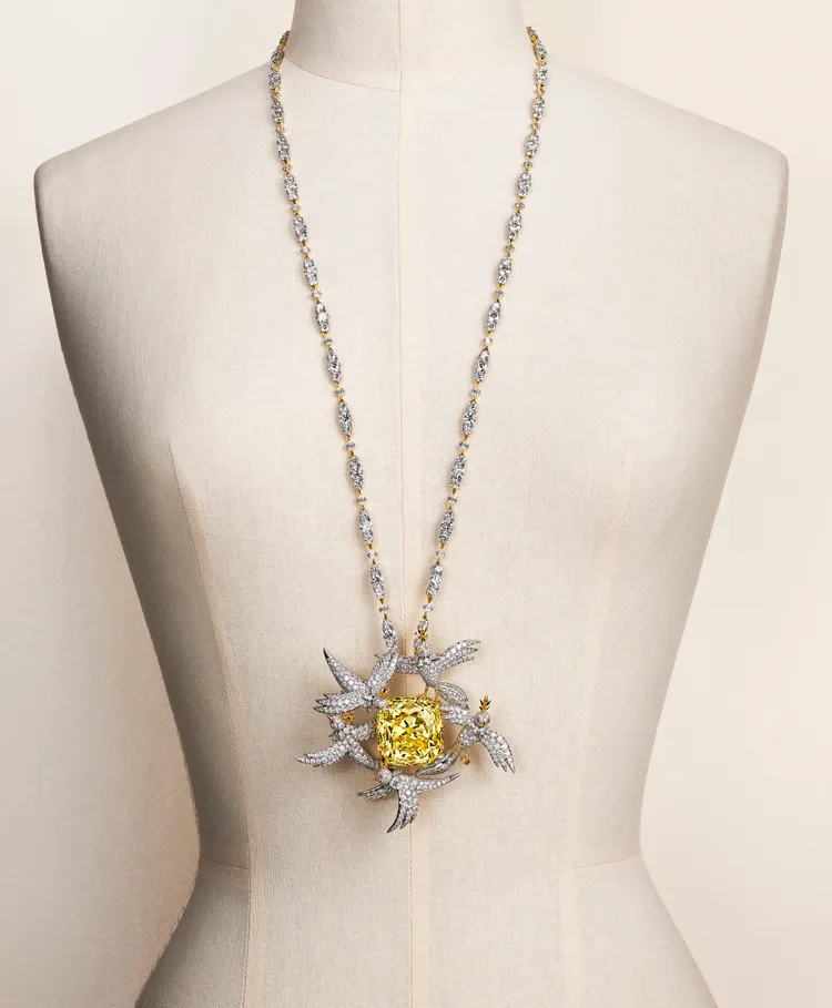 乘載著Tiffany Diamond傳奇黃鑽的全新胸針作品，亦可轉換為項鍊形式佩戴。品牌提供