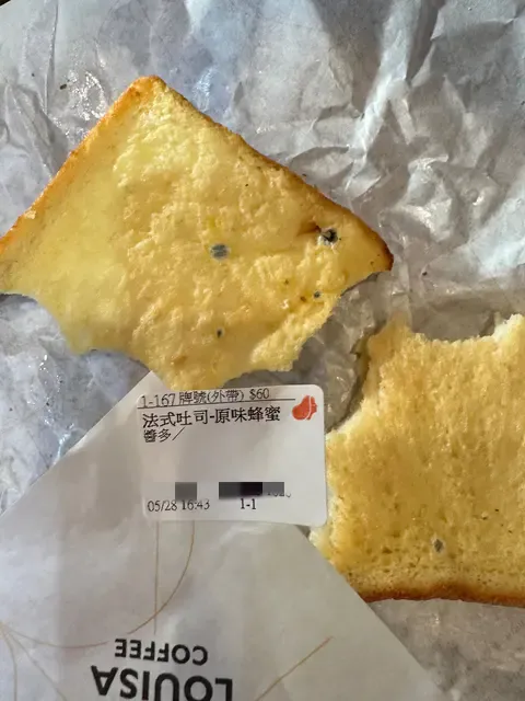 本土連鎖咖啡被爆土司發霉。翻攝Dcard