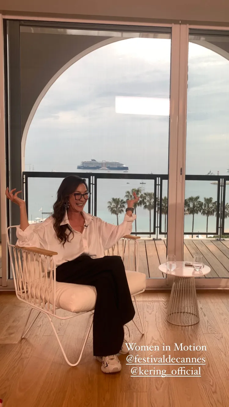 身為本屆「躍動她影」獎項得獎人的楊紫瓊，在官方訪談影片中，同樣佩戴了BOUCHERON旗下的Serpent Bohème系列Solarité耳環搭配俐落白襯衫褲裝。翻攝michelleyeoh_official IG