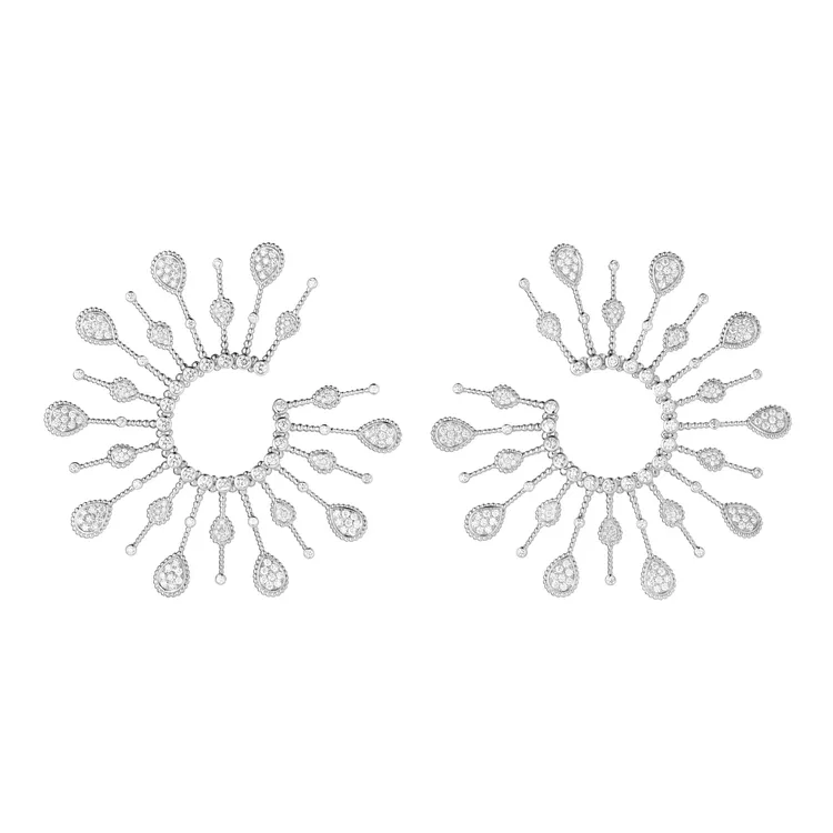 BOUCHERON Serpent Bohème系列Solarité 18K白金鑲鑽耳環，約156萬元。品牌提供