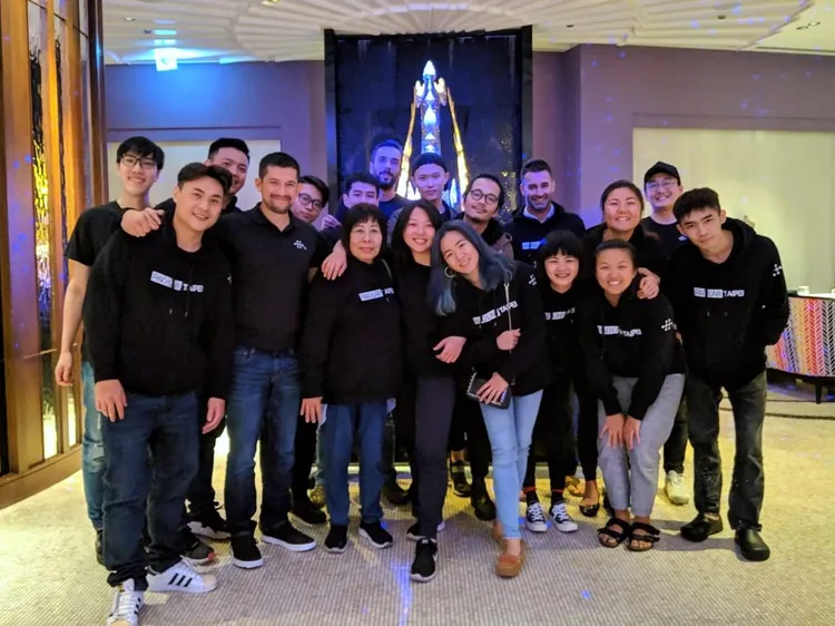 黃勝斌和工作夥伴合影。翻攝自R&D臉書