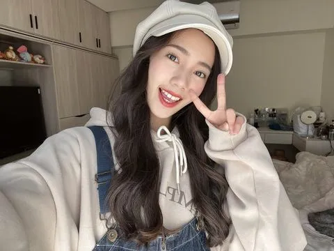 在朋友眼中，Abby私底下是個可愛呆萌的女孩。