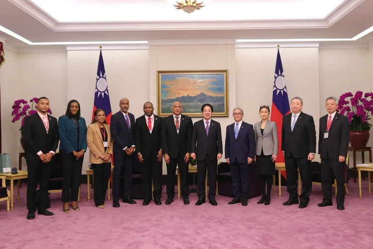 賴清德和聖露西亞訪問團合影。總統府提供