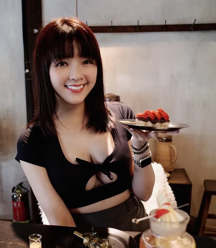 田慎節火辣露「南半球」。翻攝自田慎節IG olamolly76