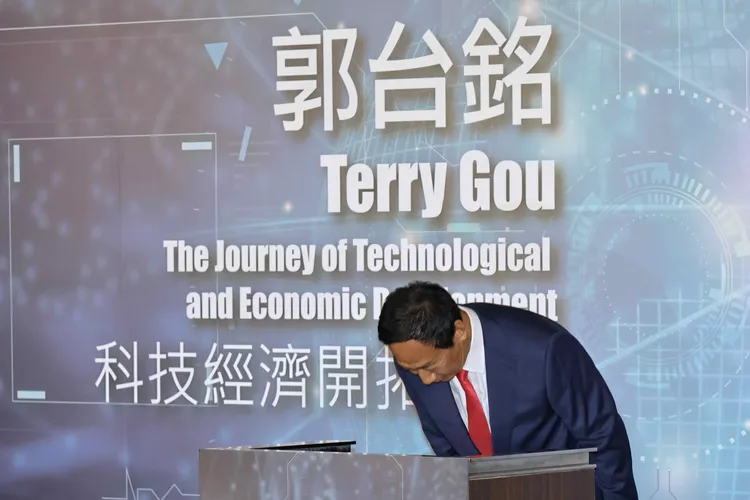 郭台銘宣布選總統，第一步先向負氣退黨鞠躬道歉。資料照片，施昂強攝