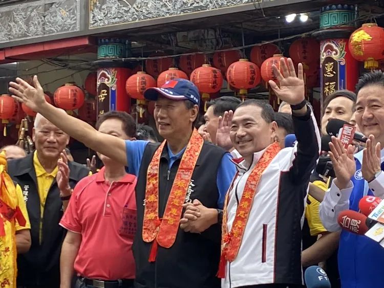 郭台銘宣布爭取國民黨總統提名後，今日首次與對手、新北市長侯友宜握手合體。民政局提供