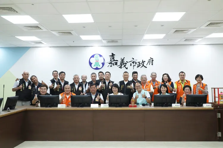 白沙屯拱天宮與大福興宮前往嘉市府拜訪，討論遶境細節。嘉市府提供