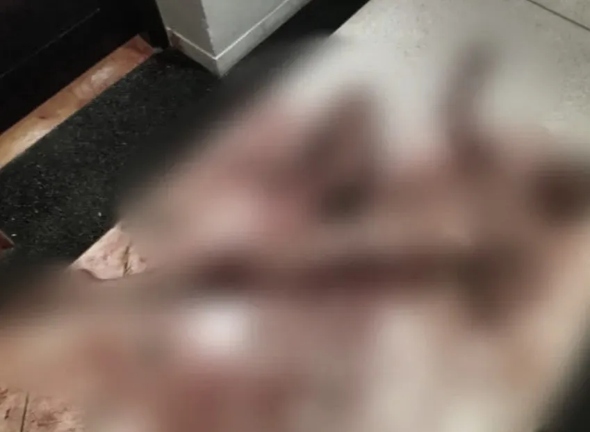 李姓死者全身是血,陳屍於飯店走廊。圖經變色打碼處理。翻攝微博/上海社群