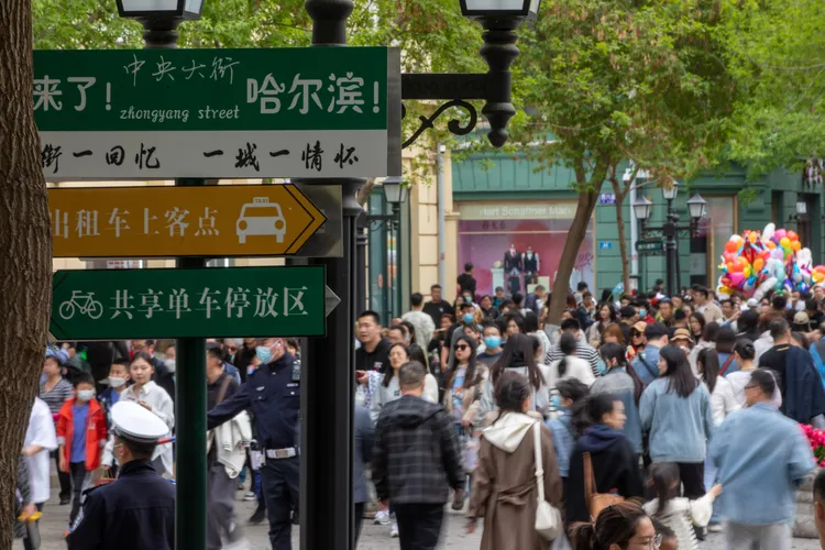 中國五一假期期間，哈爾濱中央大街的人潮。新華社