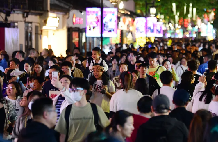 中國五一假期期間，江蘇無錫的人潮。新華社