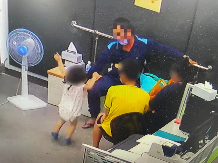 4歲女兒討抱抱，令警動容。讀者提供