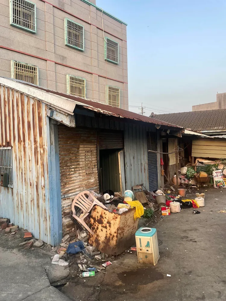 蔡老先生與2個兒子住的鐵皮屋。翻攝蔡榮修臉書