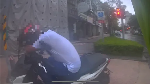 大清早男騎士趴睡機車上 波麗士上前關心!原來是酒駕