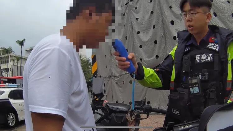 警方實施酒測，酒測值高達0.59。翻攝畫面