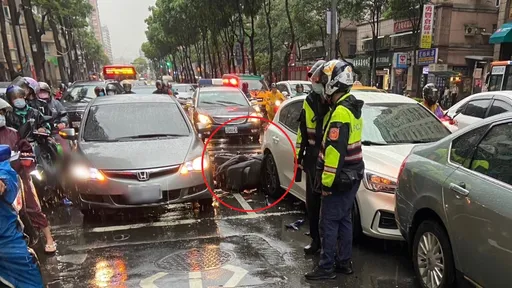 疑天雨路滑失控！新北23歲男騎士摔車　滑進前方車底慘死