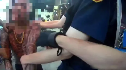天道盟刺青男路旁吸大麻 见警查女友突暴怒!芦洲警逮人查扣刀械大麻