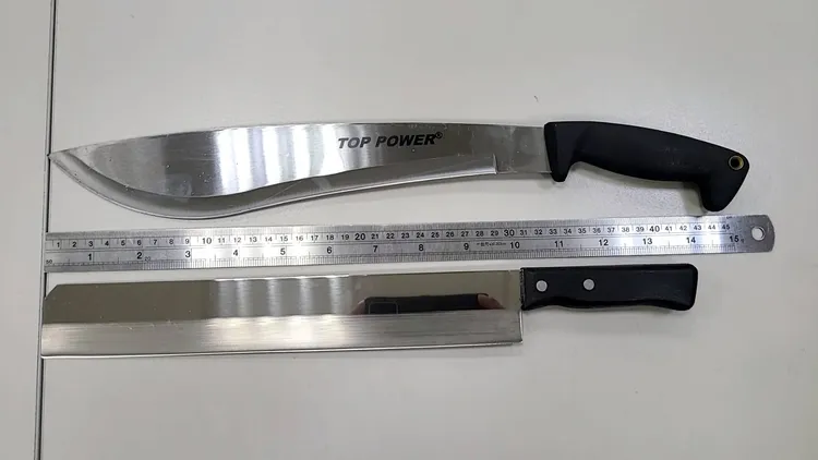 警方查扣開山刀。蘆洲警分局提供