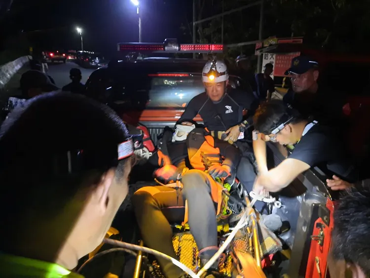 屏東特搜人員暗夜救援蕭男。 翻攝畫面