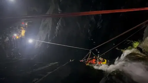登山客溯溪不慎落水 屏东特搜暗夜救援!如电影特技