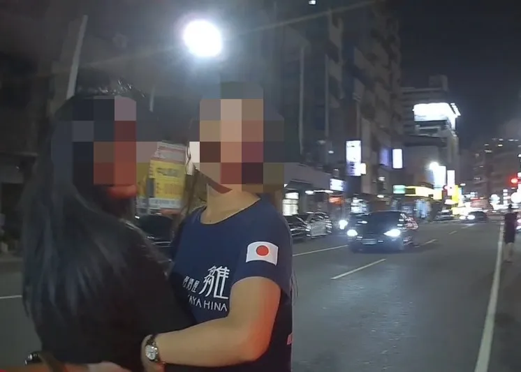 警方到場時，被打趴在地的小三林女（左）被人扶起。讀者提供