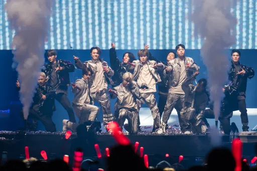 韓團「iKON」首攻小巨蛋 音響無聲全場清唱救援