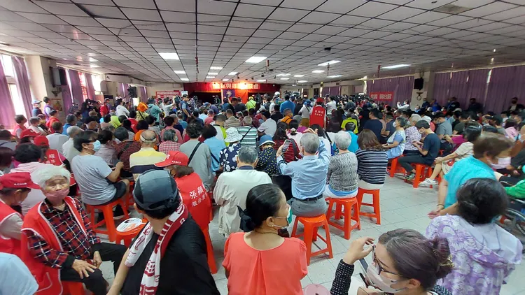 郭台銘到左營果貿眷村開講，吸引數百支持者。凃建豐攝