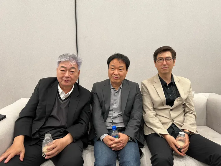 金亨駿(左起)、郭在容、吳相浩今天在台分享台韓電影發展的感想。陳穎攝