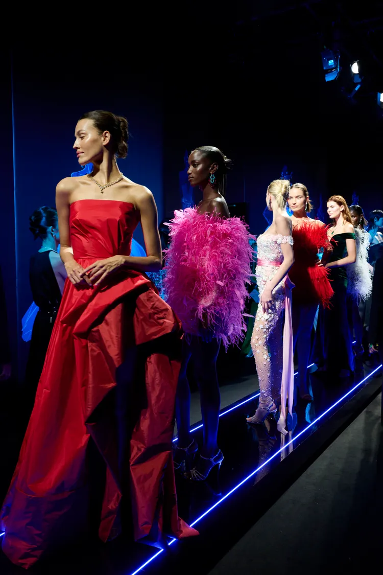 名為「卡羅琳」的高訂系列，由50套設計組成，採用不過時的經典輪廓為主軸，亦以剪裁呼應了珠寶的線條。品牌提供