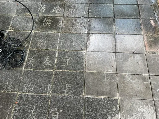 市府門口洗地板「落跑市長侯友宜」 民團被警帶走!適用法條竟「還在研究」
