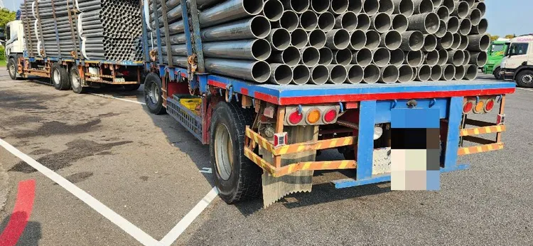 肇事大貨曳引車，疑因變換車道不當，釀成二次事故發生。讀者提供