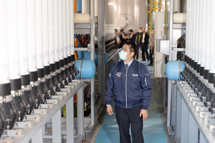 安平再生水廠提前達標日供2萬噸，黃偉哲呼籲大家仍要努力節水。市府提供