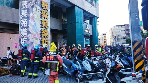 新北土城卡拉OK店突窜火 警消迅速灭火救出1人