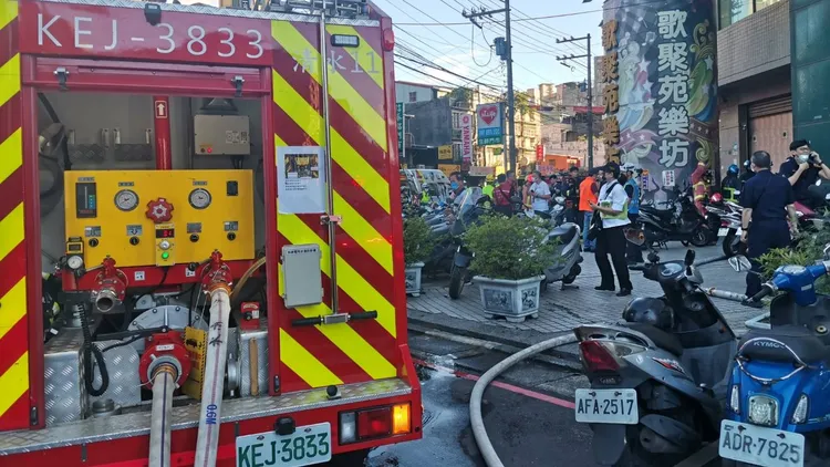 新北市消防局獲報派遣大批人車前往灌救。新北市消防局提供