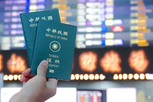 辦護照排落落長！抽號碼牌一張賣300元　外交部4月接獲檢舉