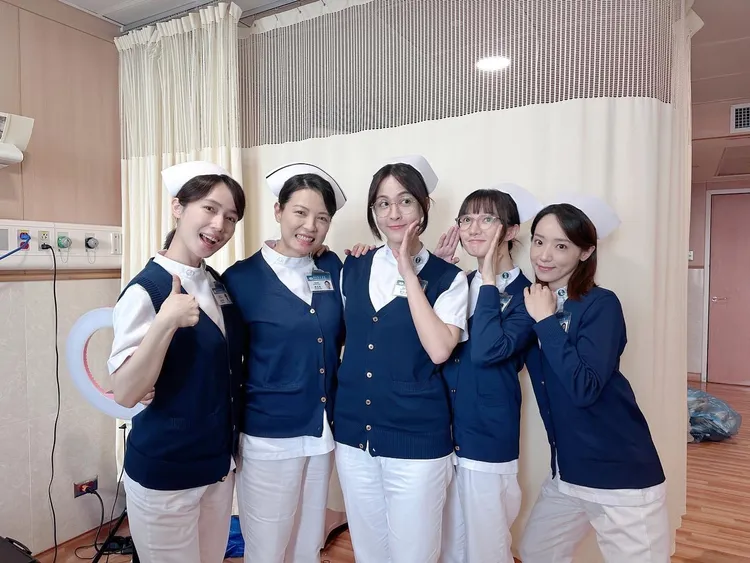 魏蔓（中）才剛拍完大愛劇場。翻攝魏蔓臉書