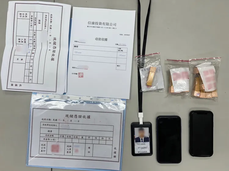 警方從陳男身上起出假公章及文件。新莊警分局提供