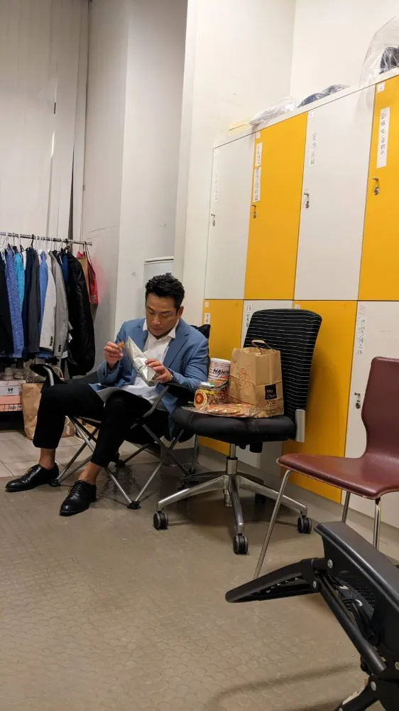 江宏恩在角落背台詞。翻攝爆料公社